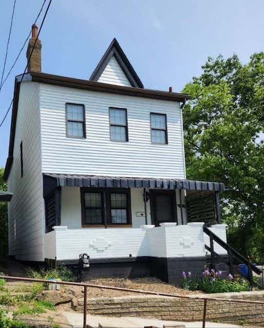 Image of an abandoned house