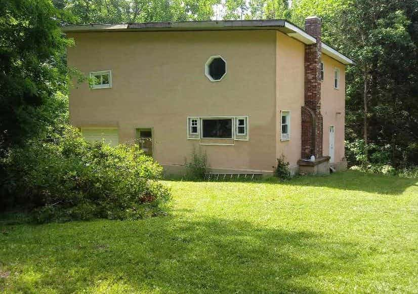 Image of an abandoned house